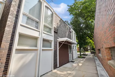 1314 N Sandburg Ter, Chicago, IL 60610