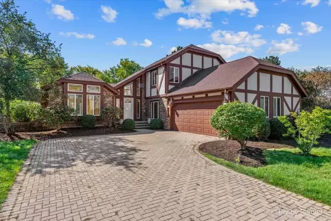 1070 Shabbona Trl, Batavia, IL 60510