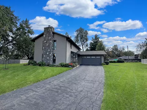 1361 Deerfield Ln, Freeport, IL 61032