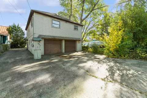 616 Country Club Dr, Mchenry, IL 60050