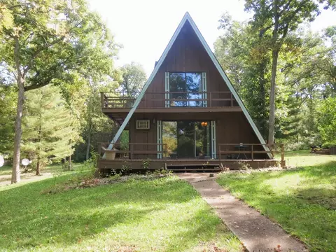 110 Hickory Ln, Dixon, IL 61021