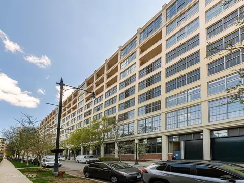 900 N Kingsbury St #810, Chicago, IL 60610