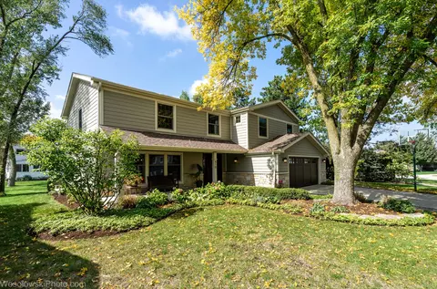 810 Oakwood Dr, Westmont, IL 60559