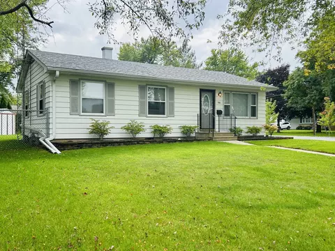706 Watson Dr, Genoa, IL 60135 photo 2