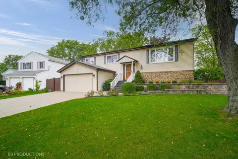 7454 W Woodlawn Dr, Frankfort, IL 60423