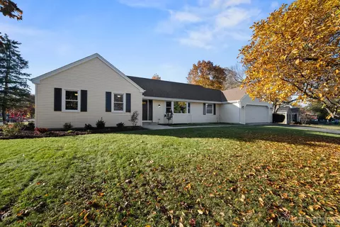 869 Woodland Hills Rd, Batavia, IL 60510