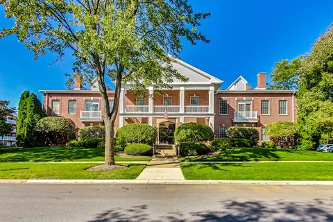 1222 Depot St #2D, Glenview, IL 60025