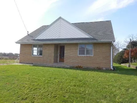 414 S 4th St, Cissna Park, IL 60924