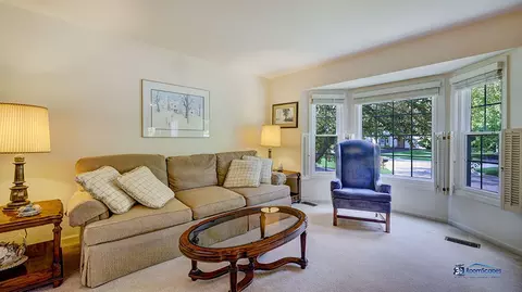 245 Pilgrims Path, Gurnee, IL 60031 photo 2