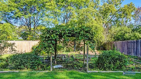 245 Pilgrims Path, Gurnee, IL 60031 photo 43