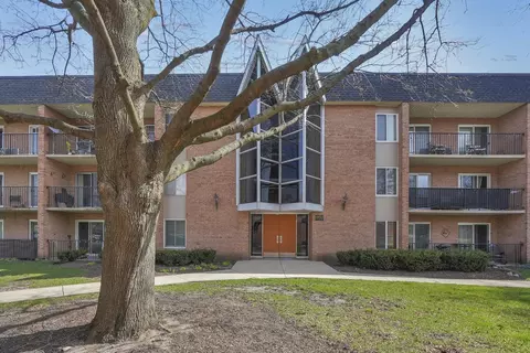 1052 N Mill St #302, Naperville, IL 60563