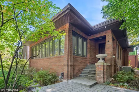 819 W Castlewood Ter, Chicago, IL 60640