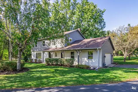 201 S Shannon Dr, Woodstock, IL 60098