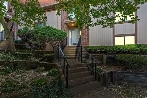 371 Wilmington Dr #201D, Bartlett, IL 60103