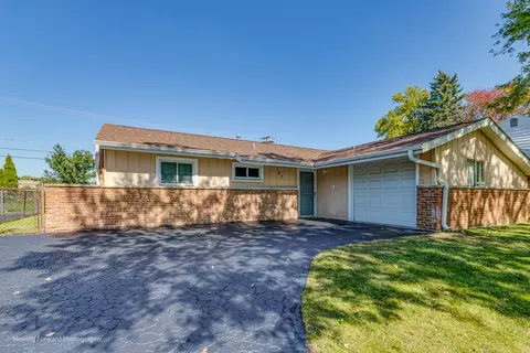 147 Queenswood Rd, Bolingbrook, IL 60440