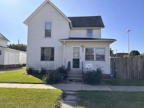 325 E Oak St, Watseka, IL 60970