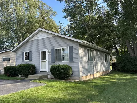 7105 Seminole Dr, Wonder Lake, IL 60097
