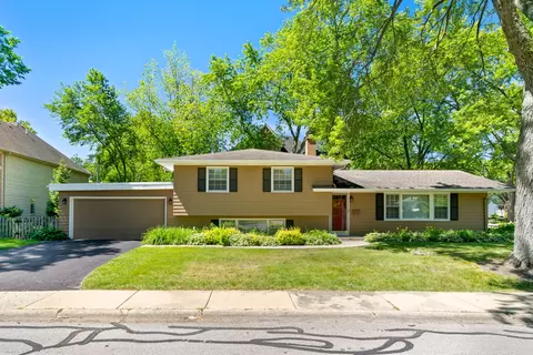 905 Rose Ln, Naperville, IL 60540
