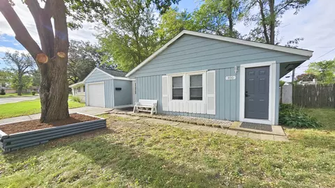 100 Hickory Dr, Carpentersville, IL 60110