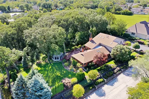 8831 W Parkview Ln, Hickory Hills, IL 60457