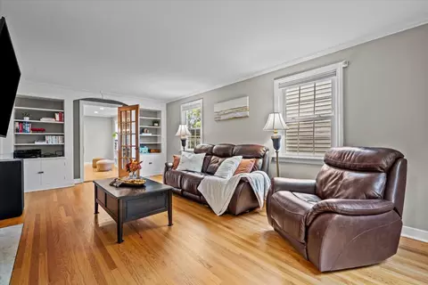 917 N Cross St, Wheaton, IL 60187 photo 3