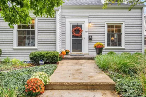 917 N Cross St, Wheaton, IL 60187 photo 2