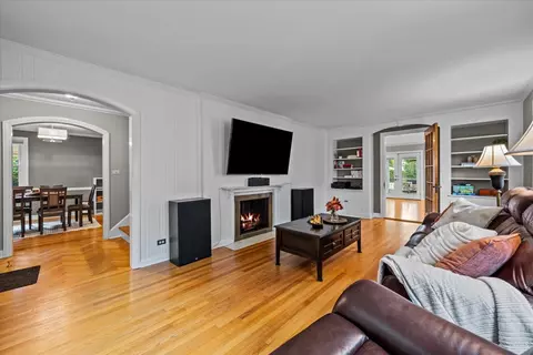 917 N Cross St, Wheaton, IL 60187 photo 4