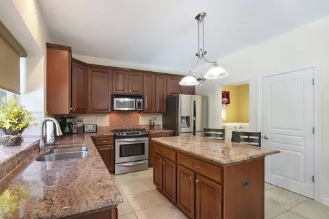 Kitchen - 4570 Whitehall Ln, Algonquin, IL 60102 photo 4 of 6