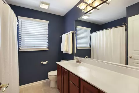 Bath - 4570 Whitehall Ln, Algonquin, IL 60102 photo 4 of 5