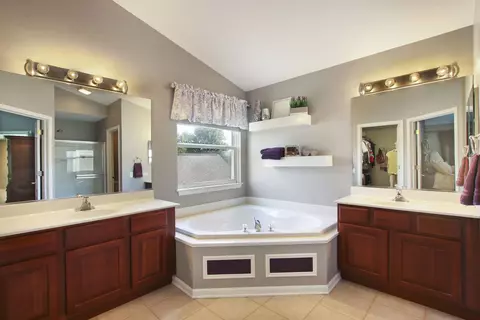 Bath - 4570 Whitehall Ln, Algonquin, IL 60102 photo 2 of 5