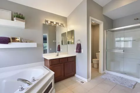 Bath - 4570 Whitehall Ln, Algonquin, IL 60102 photo 3 of 5