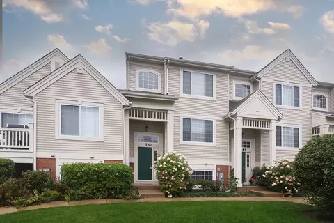 562 Cary Woods Cir, Cary, IL 60013