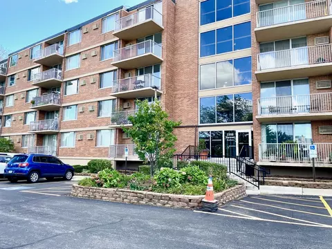 2200 S Stewart Ave #4E, Lombard, IL 60148