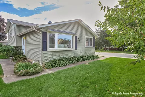 913 Oakwood Dr, Round Lake Beach, IL 60073