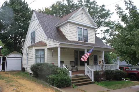 214 W 3rd St, Dixon, IL 61021