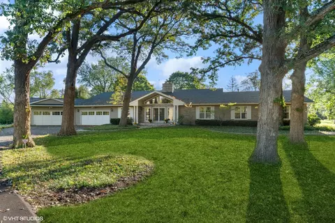 9 Lydia Ct, Hawthorn Woods, IL 60047