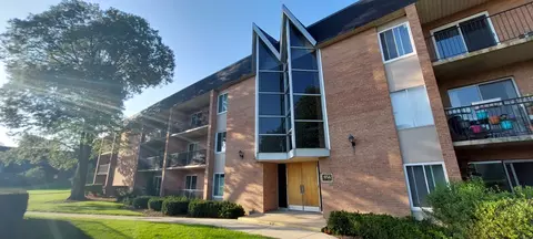 1056 N Mill St #110, Naperville, IL 60563