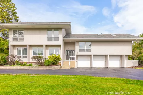 16 Horseshoe Ln, Lemont, IL 60439