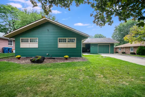 2240 Mayflower Dr, Aurora, IL 60506