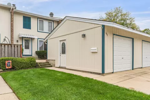 242 Oakwood Ln #242, Bloomingdale, IL 60108