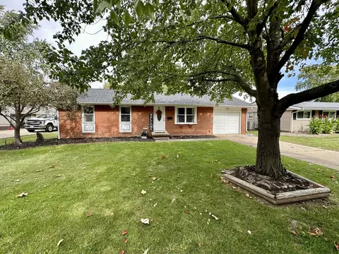 324 Rowe Dr, Bloomington, IL 61701