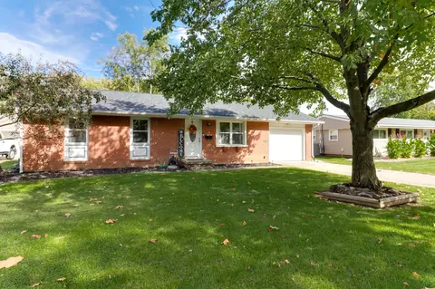 324 Rowe Dr, Bloomington, IL 61701 photo 2