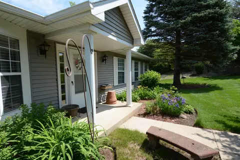 608 Waters Edge Dr #B, Mchenry, IL 60050