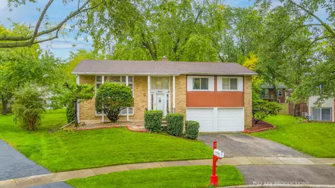 7 Shilling Ct, Bolingbrook, IL 60440