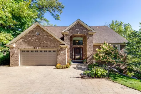 1041 Hillside Ave, Lake Bluff, IL 60044