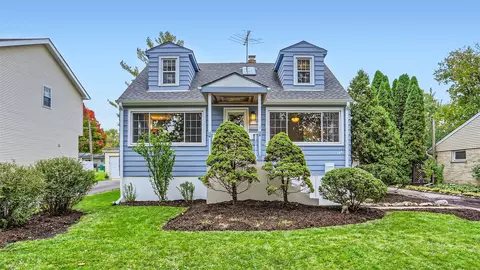 325 S Hudson St, Westmont, IL 60559