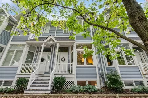 3039 N Lakewood Ave, Chicago, IL 60657