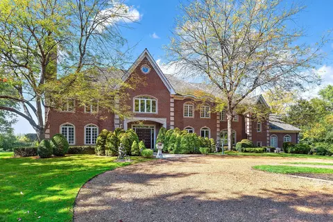 655 W Northcroft Ct, Lake Forest, IL 60045