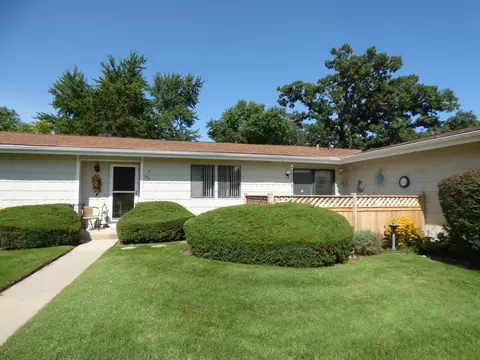 908 Wiltshire Dr #N-4, Mchenry, IL 60050