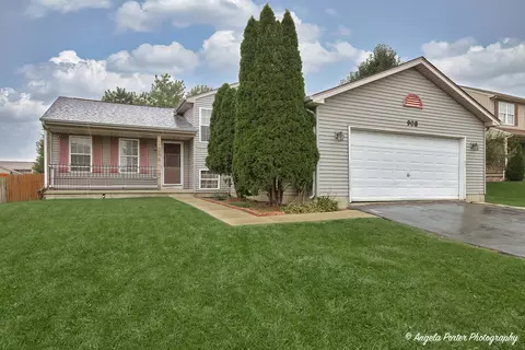 908 Countrywood Dr, Zion, IL 60099